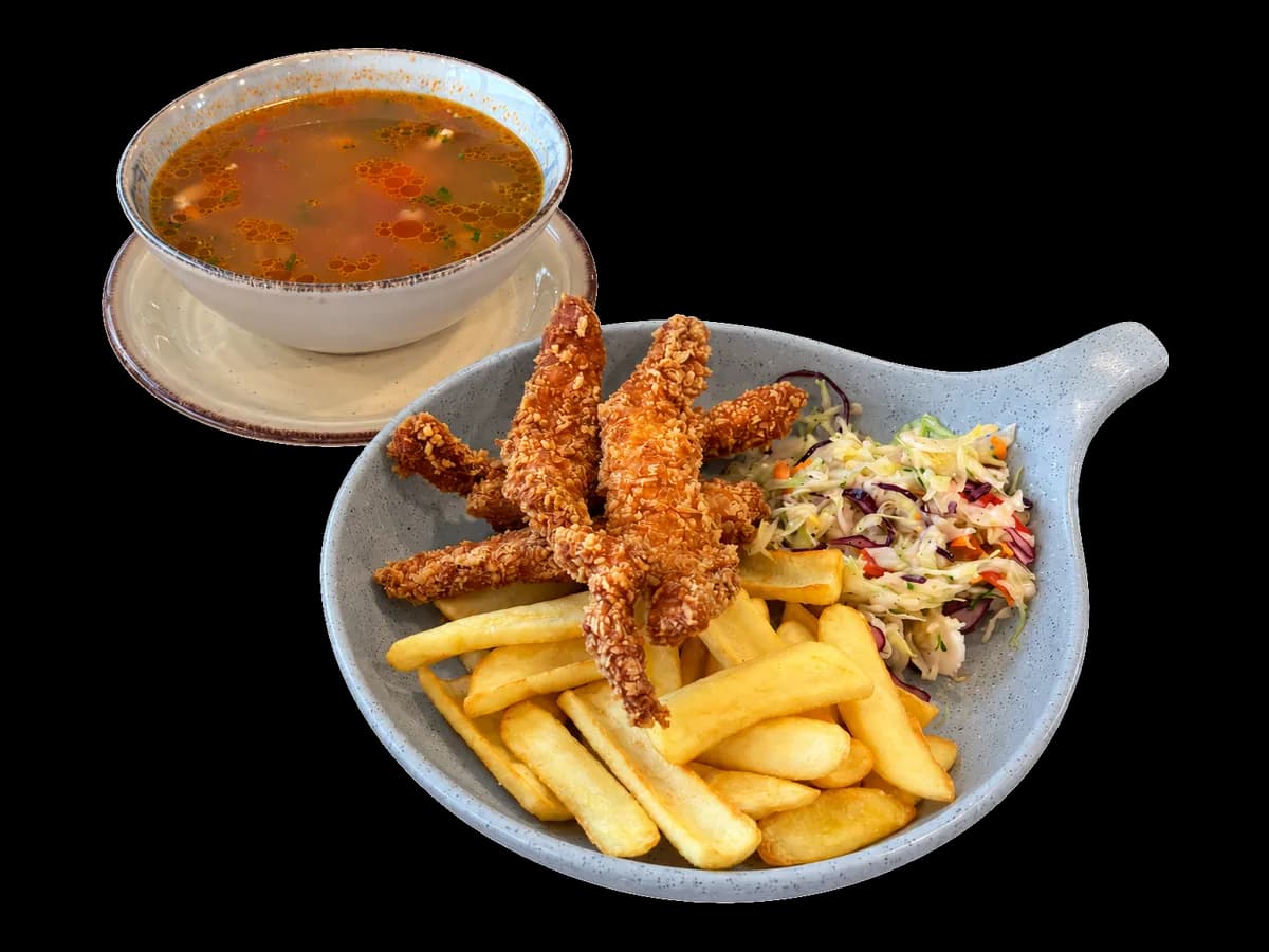 Ciorbă și chicken fingers cu cartofi prăjiți și salată de varză